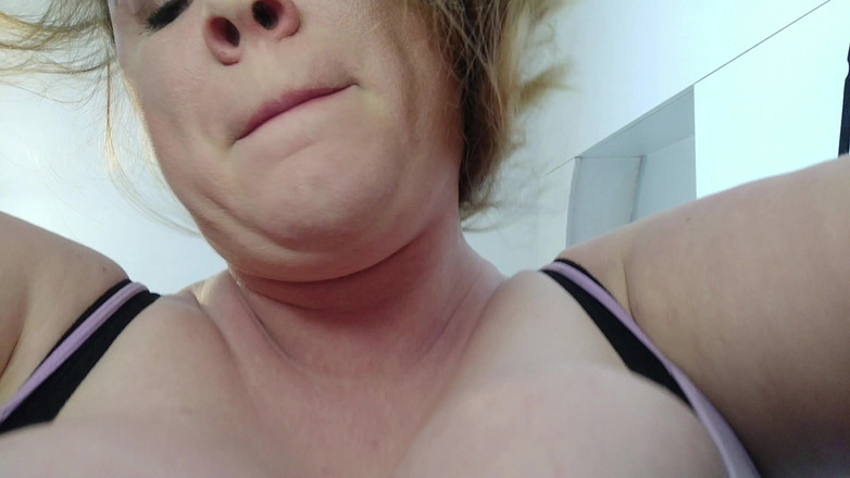 Julie_Bliss: Julie Bliss - Obryně a Drcení prsou