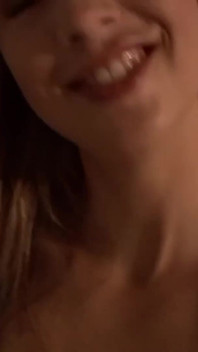 Ragazza bionda succhia il cazzo del vicino