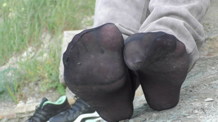 Mistress Legs: Jeans feet dengan kaus kaki nilon hitam di pantai pantai