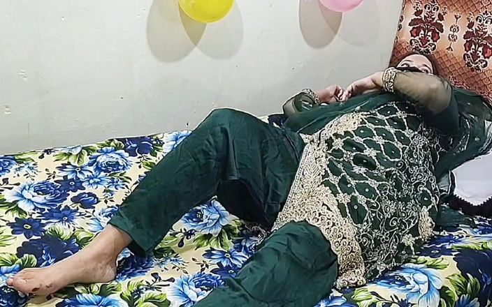 Pakistani CoupleX: インドのデジ継母は彼女の継息子と遊んで、大きなお尻、継母、ヒンディー語、オーディオ
