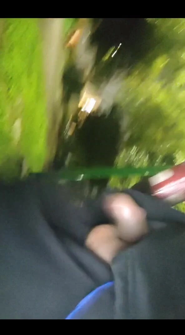 AlexAlejandro13: Aku suka banget muncrat, kontol besar waktu aku lagi jalan-jalan...