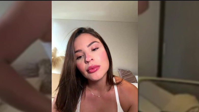 Gilr latinas: Latina s dokonalými prsy masturbuje ve svém pokoji, aniž by...