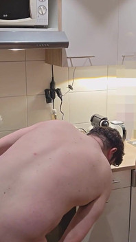 Tipul curios heterosexual Steven este futut fără prezervativ după o muie reciprocă în bucătărie