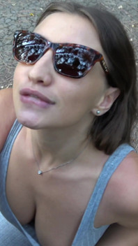 Bărbat care o urmărește pe fată în timp ce practică yoga, muie publică într-un parc, 4К!