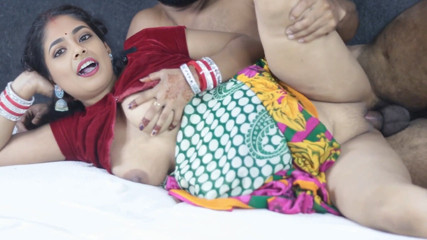 desi bhabhi videos: Istri india yang baru nikah ngentot habis-habisan pakai kain sari...