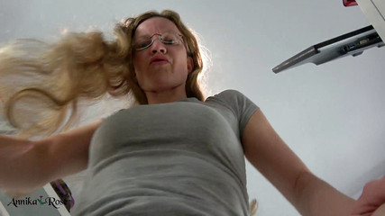 Annika Rose: Полностью волосатая - полный мочевой пузырь