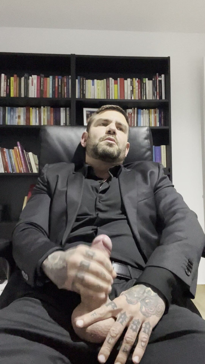Juan Lucho Gay: Pria Tampan Masturbasi Dalam Setelan