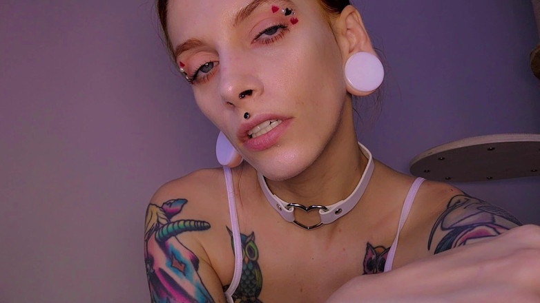 TattoedGirl666: 美丽的荡妇炫耀她的漂亮脸蛋