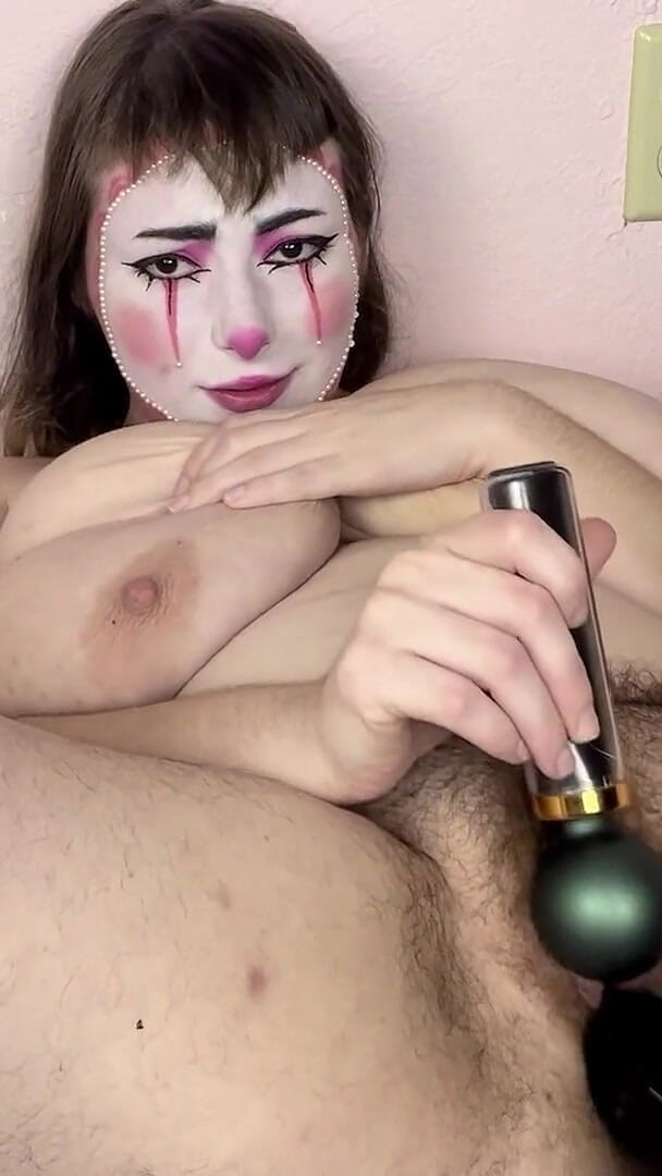Bendy Clown Girl raggiunge l'orgasmo usando una macchina del sesso e un vibratore (Mushroombitchx) Bendy Clown Girl Cums Using Sex Machine and Vibrator (Mushroombitchx)