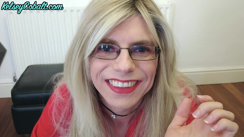 KelseyCobalt: Travestito in calze la segretaria viene