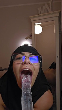 Menghisap Dildo Saya Semasa Saya Katakan Perkara Nakal Mia Niqab