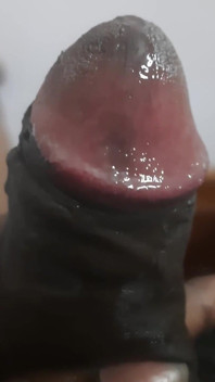 그는 침실의 개인 정보 보호에서 자기 사랑을 받아들이고 있습니다.