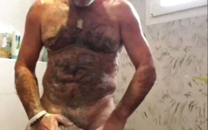 Daddybearvlc: Another dirty daddy shower scene