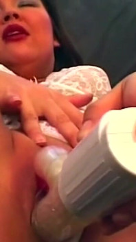 O mamă sexy seducătoare savurează o penetrare profundă a sticlei și acțiune cu limba neglijaculată