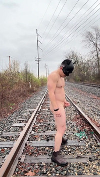Nasączony deszczem azjatycki bóg mięśni w Jockstrap odbija Pecs, Pokazuje V-taper i zjada swoje ogromne obciążenie na torach kolejowych