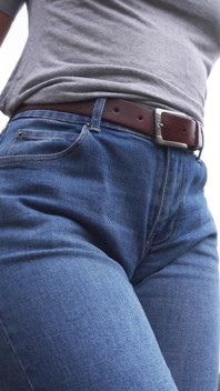 MILF neckt ihren großen cameltoe in Blue jeans im freien