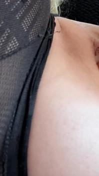 Mulher Puta Masturba Sua Buceta Raspada Com Um Vibrador Em Meia-calça Rasgada E Orgasmos Close-up
