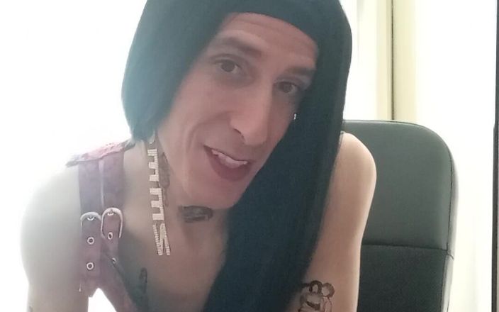 Penelopene27: Travestiet exhibicionista