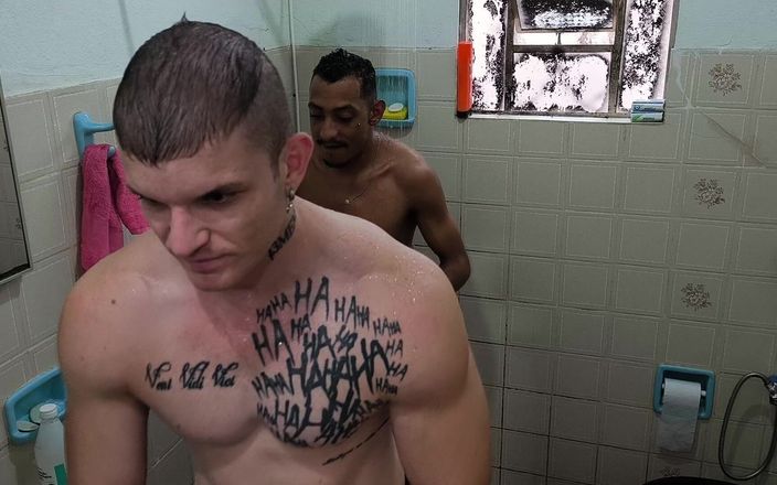 carmonaoficial: Ese baño con hermanastro