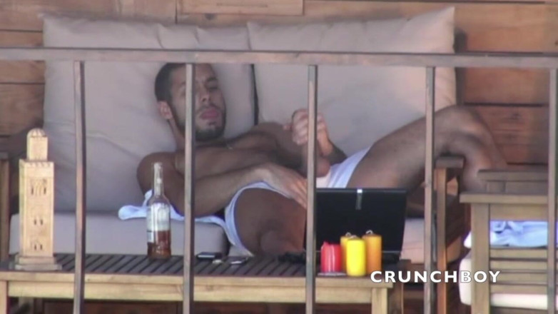 STRAIGHT BOY CURIOUS: Beruang Arab beruang Straigth menunjukkan besarnya di luar rumah