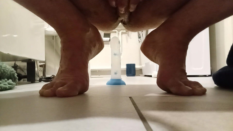 Pft: Mergând drept pe un dildo și arătându-și tălpile