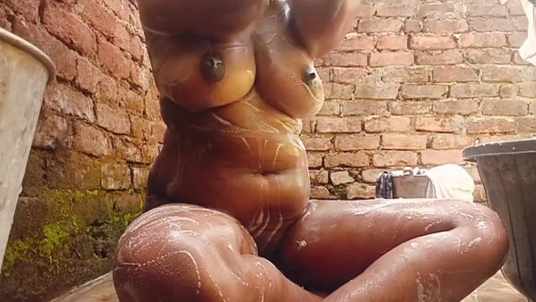 Nirman: Membuat video saudara tiri saat mandi.