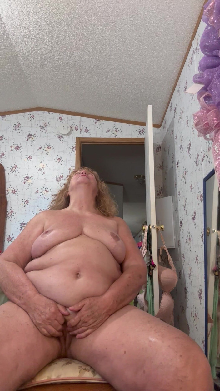 Big Ass 4 U: 曲線美のおばあちゃんとのオナニー