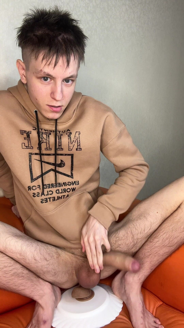 Morflot24: Young Stud的滴水射精挑逗