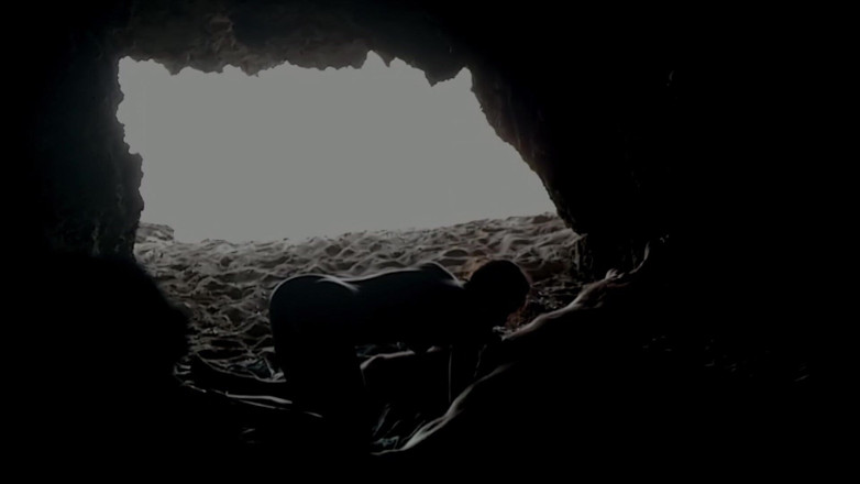 Magia Rosa: Un couple filmé à la plage, à l’intérieur de la grotte