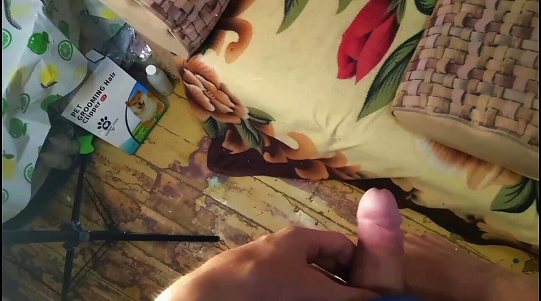 Fish Cam: Junger typ fickt kissen und kommt saftig