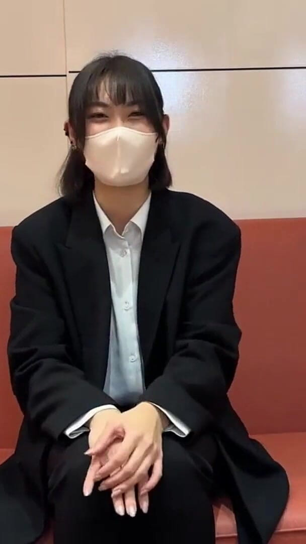 J-Girls Club: 被每一种感觉淹没，她在独家私人遭遇中屈服于不可抗拒的激情