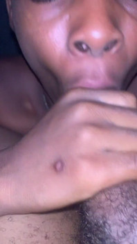 Geiles afrikanisches teen-zimmermädchen schlich sich mitten in der nacht in mein zimmer und weckte mich, tup lutscht mein morgenholz, sehr heißer blowjob