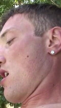 Tio sexy follando a pelo en la piscina