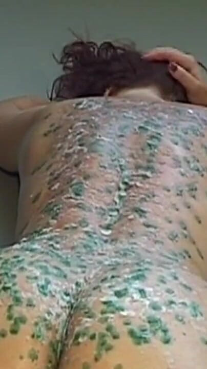 Bangora MILFs: Rijpe milf geniet van hete was die over haar kont...
