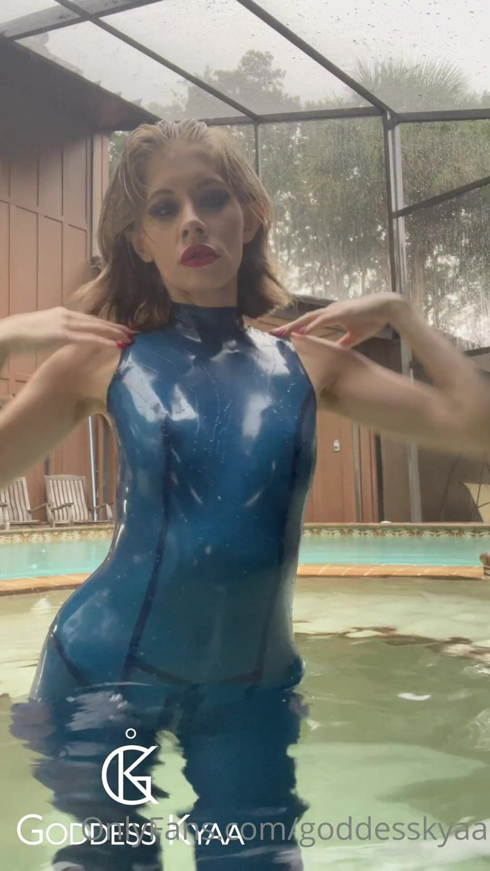 Kyaa Chimera: Adore-moi en latex ! Je me glisse dans la piscine en...