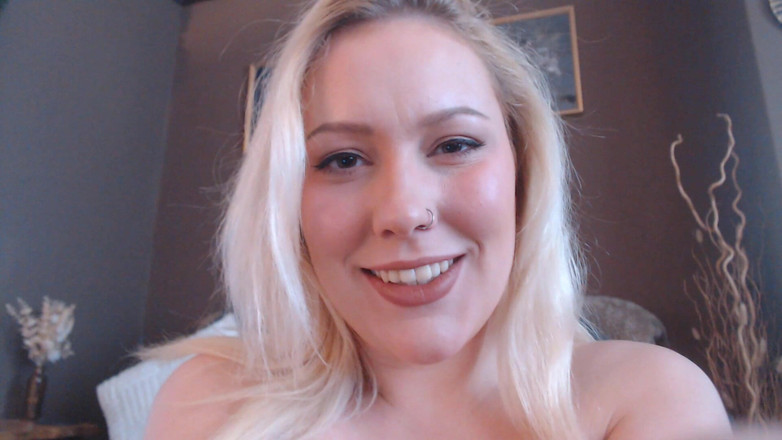 Ripley sweet studio: Reuzine maakt slaaf laarzen schoon