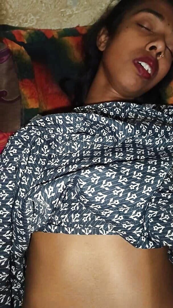 Seeing the Desi Stepdaughter Lying to the Party, the Stepfather Had Sex with the Stepdaughter. (Sexy Tina)