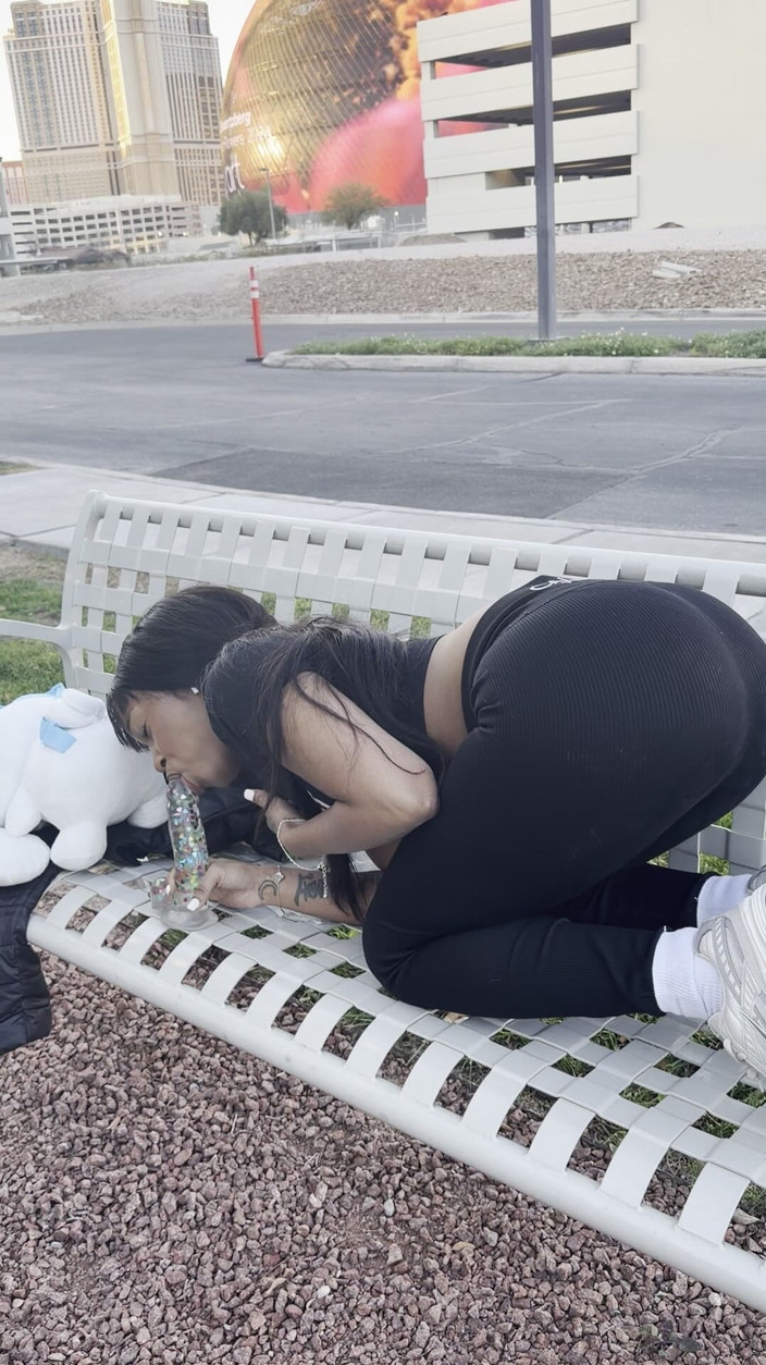 Kimmy Charms: ディルド吸いとアナルスカート