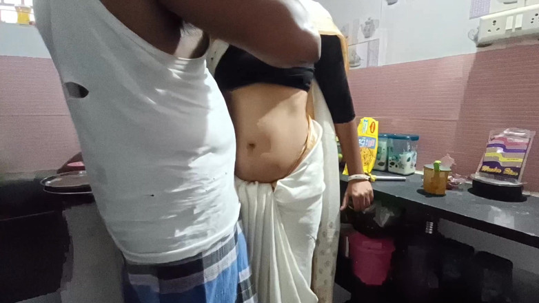 Inba: Une femme au foyer du sud de l’Inde baise la...