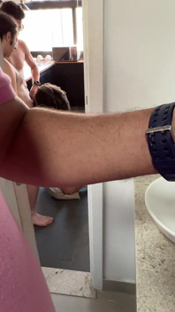 Nadržená starší žena má sex se dvěma muži, které zahýbá, manžel si přivedl domů