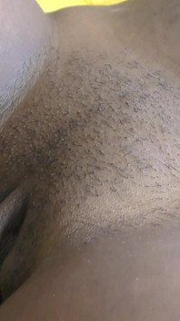 Zwart poesje druipt van sperma met grote blanke pik