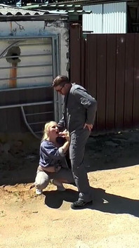 Mamă sexy blondă cu țâțe mari futută și ejaculare în gură de mecanic