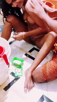 Desi coppia insaponata sesso in bagno - massaggio corpo bagnato e cazzo duro