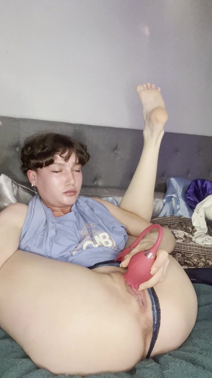 AhanuReed: Squirta vicino al mio fidanzato