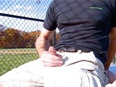 TJenner: Wichsen im Ballpark im Dugout