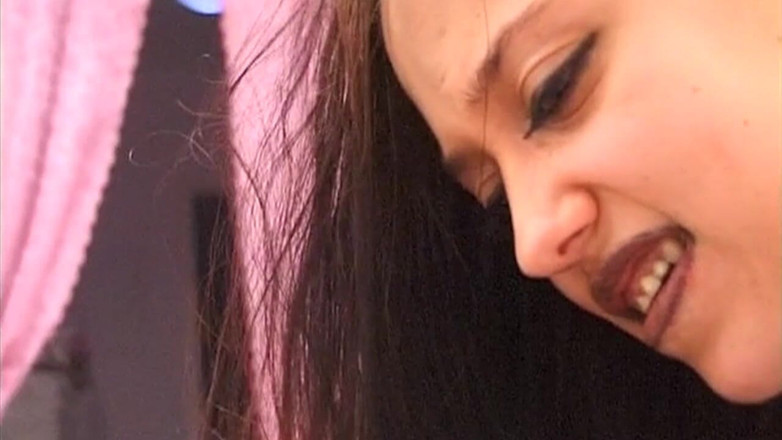 Bangora clips: Brünette MILF erträgt schwere klammern und Ketten