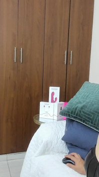 O MILF drăguță vrea să fie futută tare în camera ei P2
