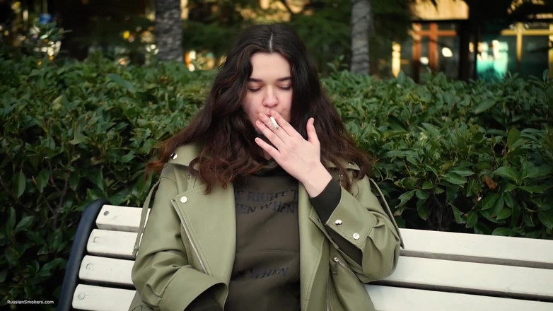 Russian Smokers: Mladá brunetka se neuspěchaně prochází s allwhite 120mm cigaretou