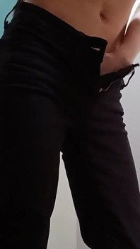 Sexy magrinha morena em jeans apertados masturba buceta peluda