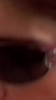Sexy rijpe vrouw krijgt een warme lading op haar gezicht